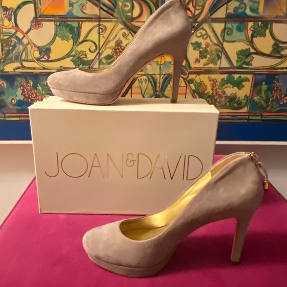 Classic Joan and David Genuine Suede Pumps with Zipper Back - Beige & Gold - 9M - Picture 1 of 14